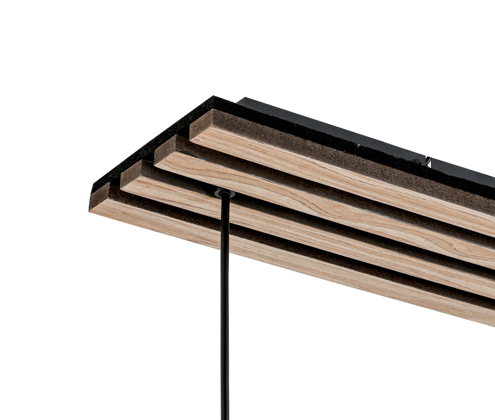 Nahaufnahme einer modernen Hängeleuchte mit Holzlamellen und schwarzem Kabel, seitliche Perspektive.