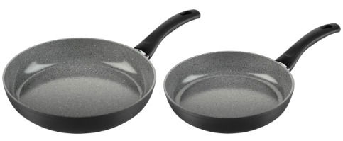 Zwei graue Bratpfannen mit schwarzen Griffen, von oben betrachtet.