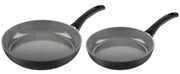 Zwei graue Bratpfannen mit schwarzen Griffen, von oben betrachtet.