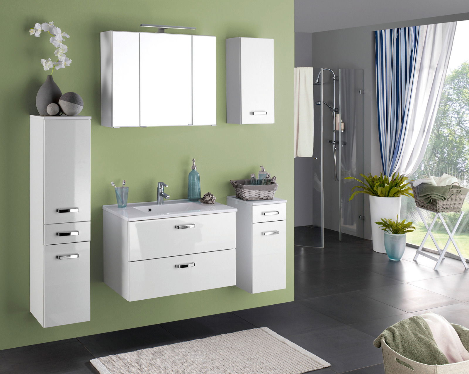 Moderne Badkombination mit Hochschrank und Spiegelschrank, seitliche Perspektive