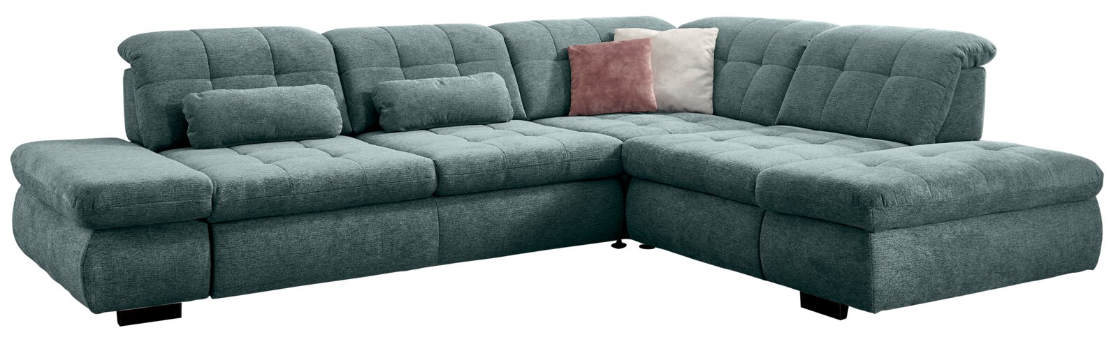 Türkisgraues, gepolstertes Ecksofa mit rechter Ottomane/Longchair, Steppung und Zierkissen, freigestellt auf weißem Hintergrund, Frontansicht in leichter Schrägperspektive von links.