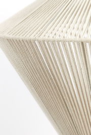 Nahaufnahme einer Hängeleuchte mit einem Schirm aus beigem Seilmaterial, seitliche Perspektive