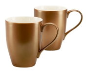 Zwei goldfarbene Keramik-Kaffeebecher mit weißer Innenseite und großen Henkeln, freigestellt auf weißem Hintergrund, schräg von vorne fotografiert