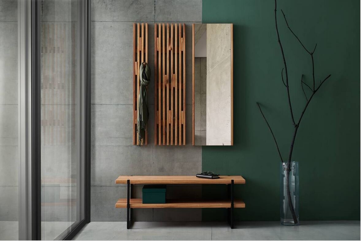 Linea Natura Garderobebank STUDIO LINE Moderne Garderobeneinrichtung mit Holzbank und Spiegel, frontal betrachtet. Die Bank hat zwei Ebenen und steht vor einer grünen Wand. Daneben sind zwei hölzerne Garderobenpaneele und ein Spiegel an der Wand montiert.