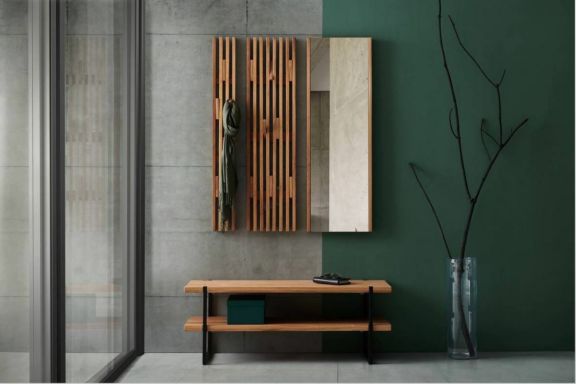 Linea Natura Garderobenbank STUDIO LINE Moderne Garderobeneinrichtung mit Holzbank und Spiegel, frontal betrachtet. Die Bank hat zwei Ebenen und steht vor einer grünen Wand. Daneben sind zwei hölzerne Garderobenpaneele und ein Spiegel an der Wand montiert.