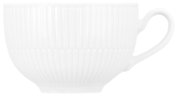Witte koffiekop met melk, met geribbeld patroon, zijaanzicht