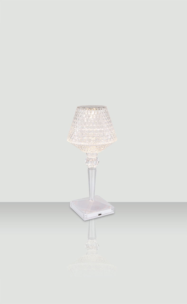 Elegante Akku-Tischleuchte mit kristallartigem Schirm, seitliche Perspektive