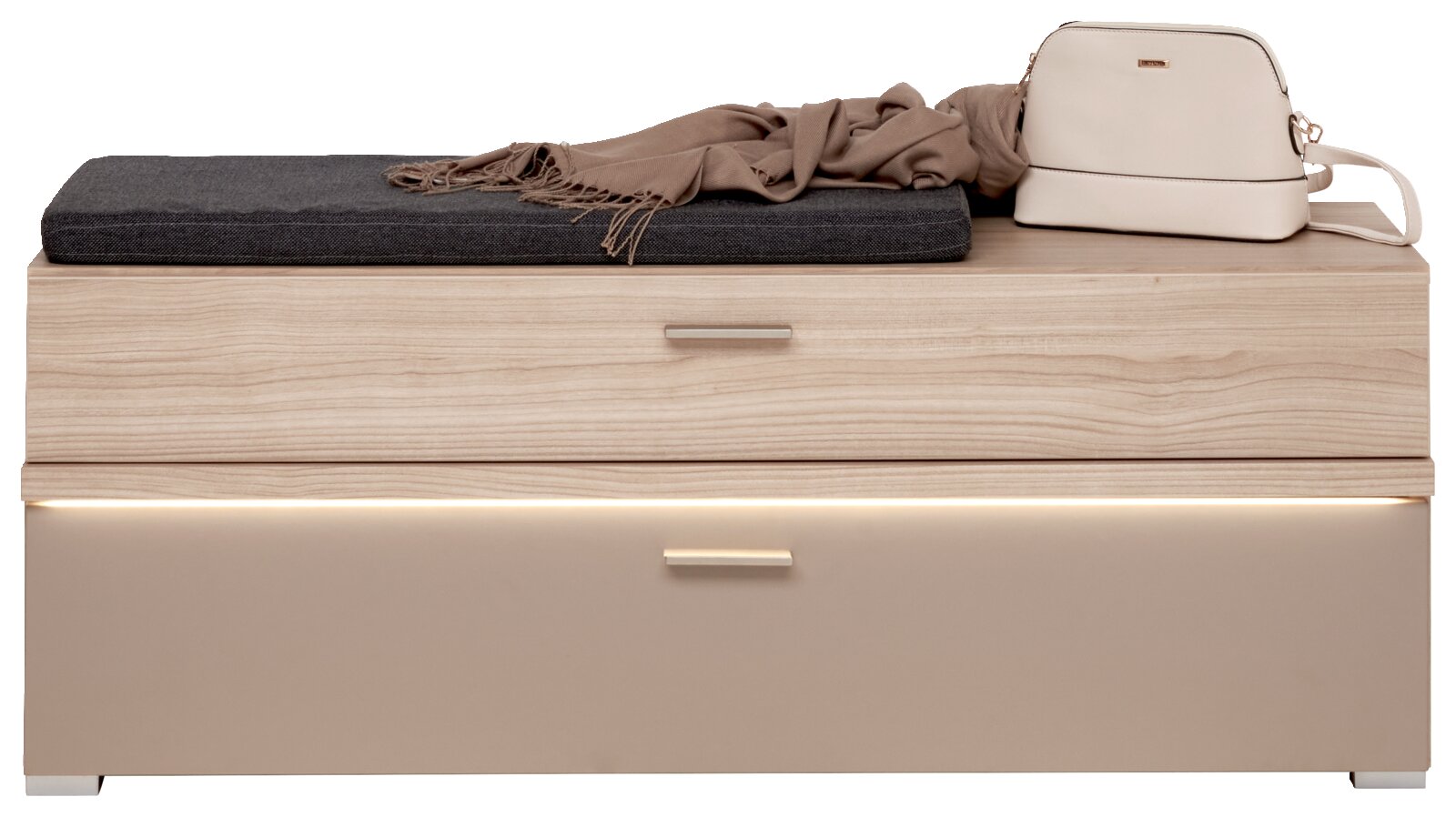 Garderobenbank aus Holz mit grauem Sitzkissen und beiger Tasche, frontal fotografiert