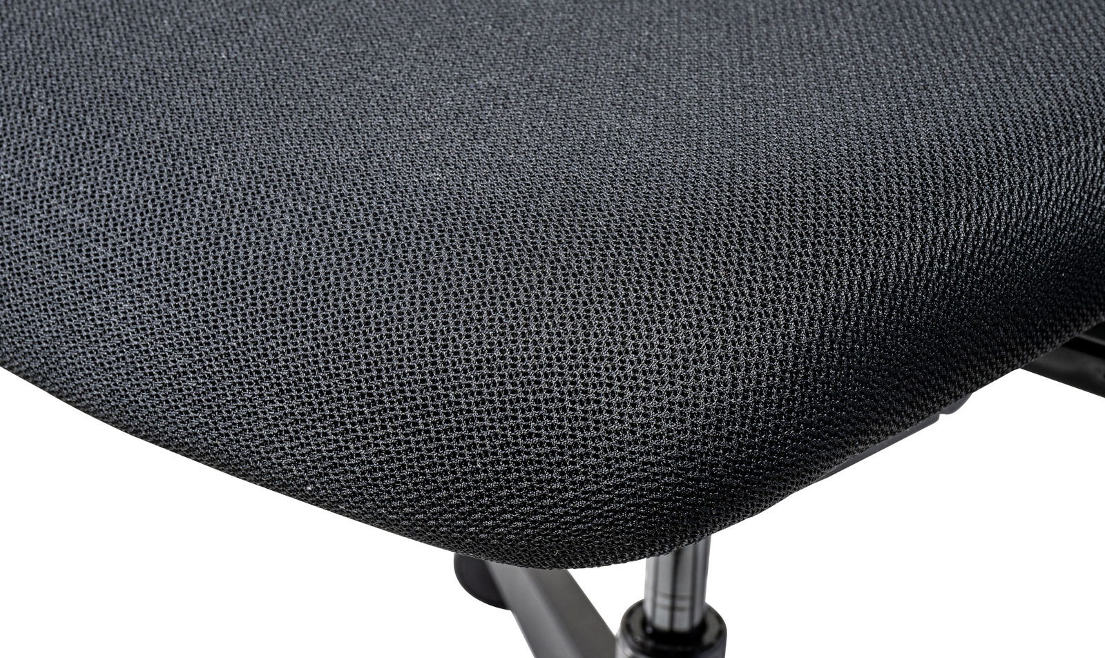 Nahaufnahme der Sitzfläche eines Bürostuhls mit schwarzem Stoffbezug, von oben betrachtet.