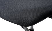 Nahaufnahme der Sitzfläche eines Bürostuhls mit schwarzem Stoffbezug, von oben betrachtet.