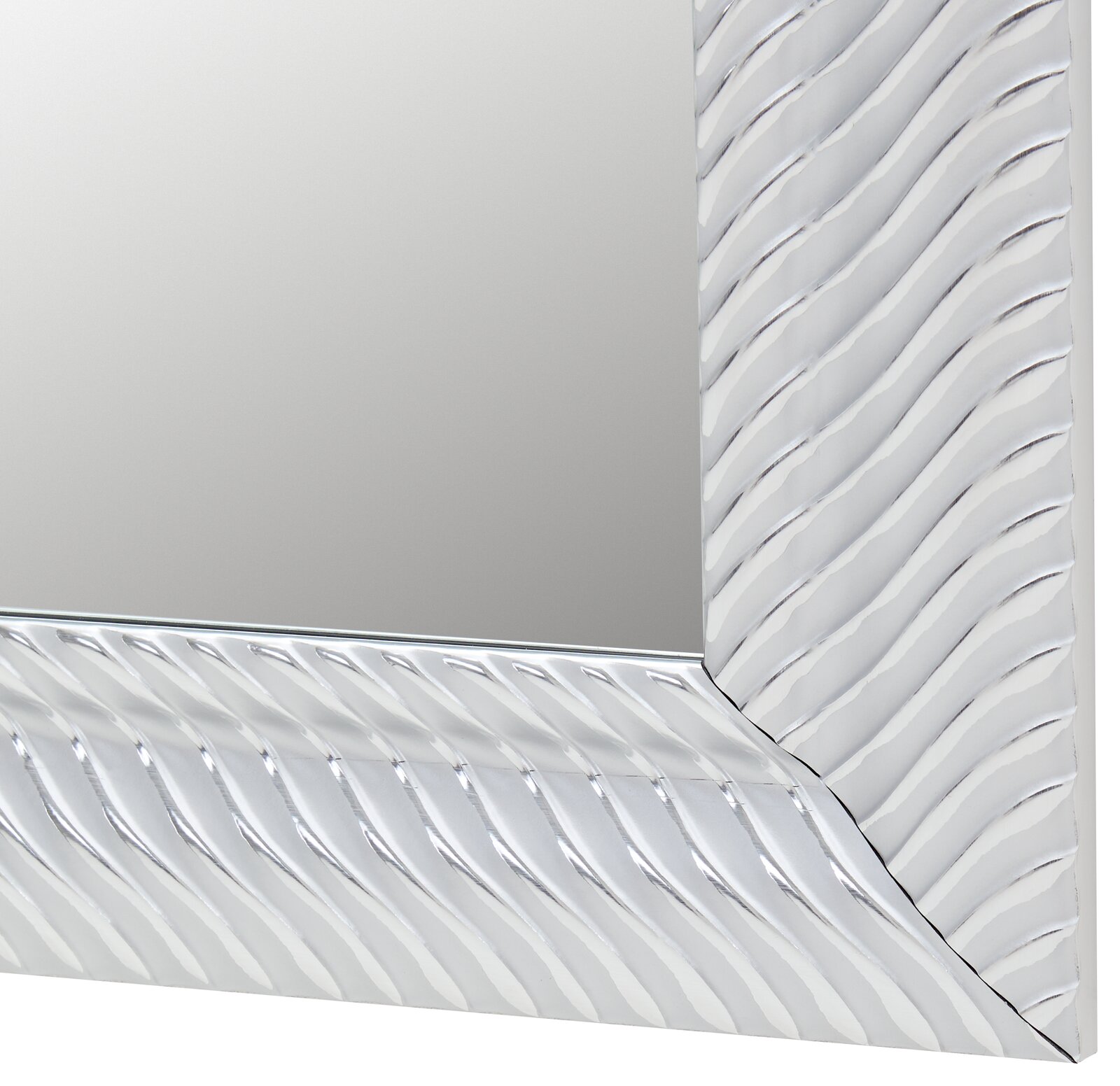 Nahaufnahme eines Spiegels mit wellenförmigem Rahmen, perspektivisch von der Seite aufgenommen.