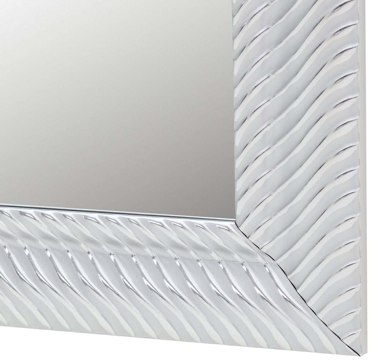 Nahaufnahme eines Spiegels mit wellenförmigem Rahmen, perspektivisch von der Seite aufgenommen.