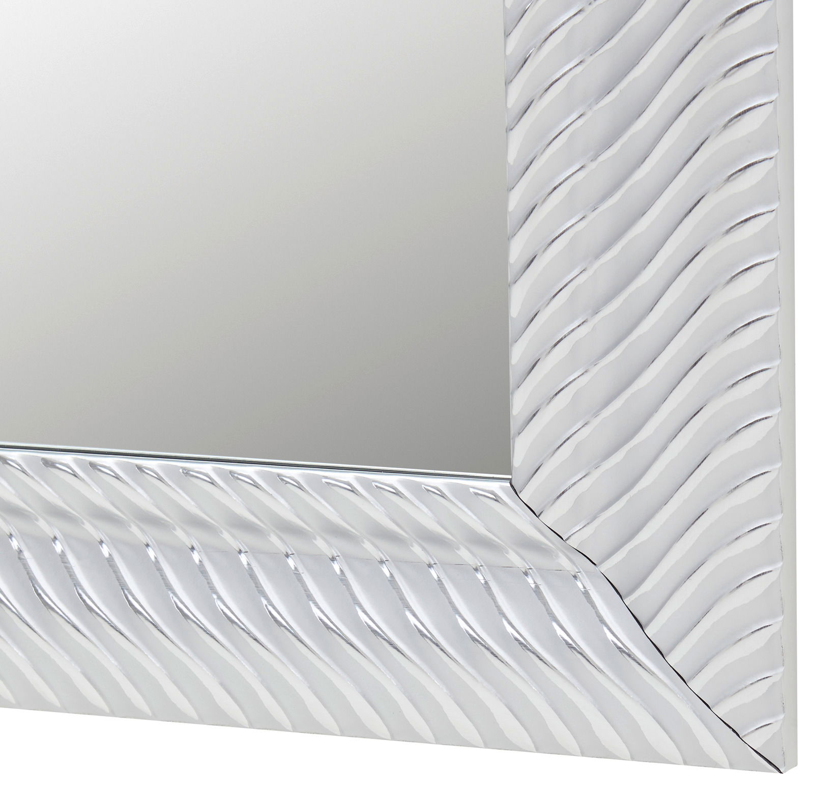 Nahaufnahme eines Spiegels mit wellenförmigem Rahmen, perspektivisch von der Seite aufgenommen.