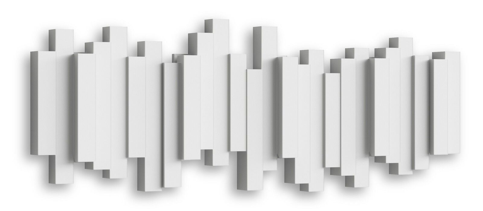 Moderne Wandgarderobe mit vertikalen, unterschiedlich langen weißen Streben, perspektivisch von vorne betrachtet.