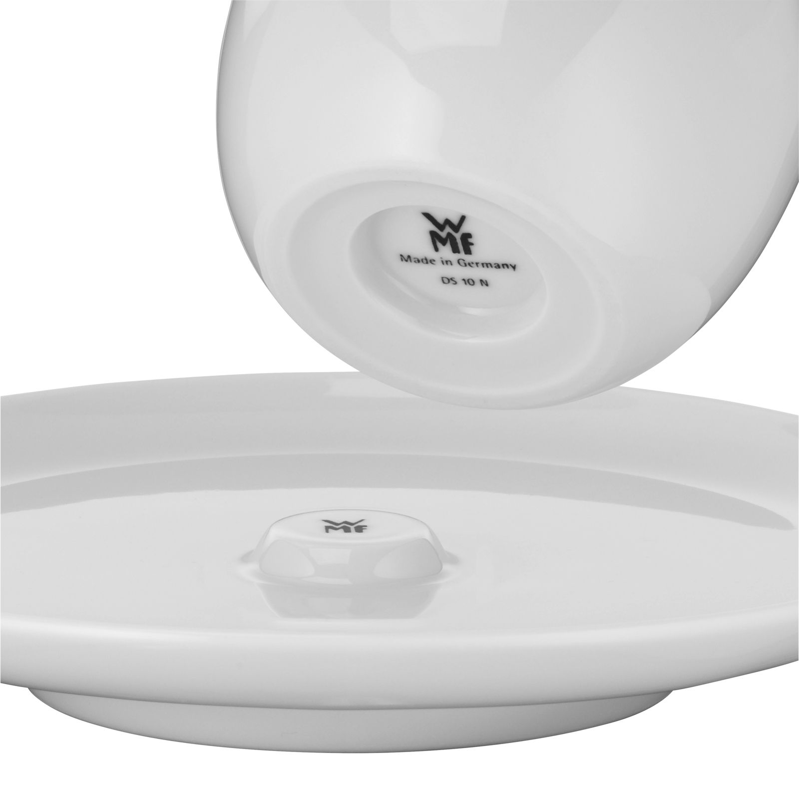 Nahaufnahme einer weißen WMF Barista Cafe Creme Tasse und Untertasse, beide mit dem WMF-Logo und 'Made in Germany' Aufschrift, von unten betrachtet.