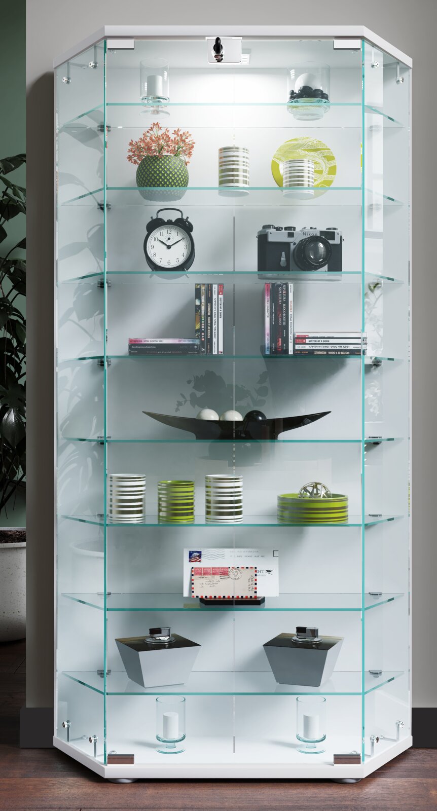 Moderne Glasvitrine mit weißen Rahmen und mehreren Glasböden, gefüllt mit Dekoartikeln, Büchern und Kamera; frontale Perspektive