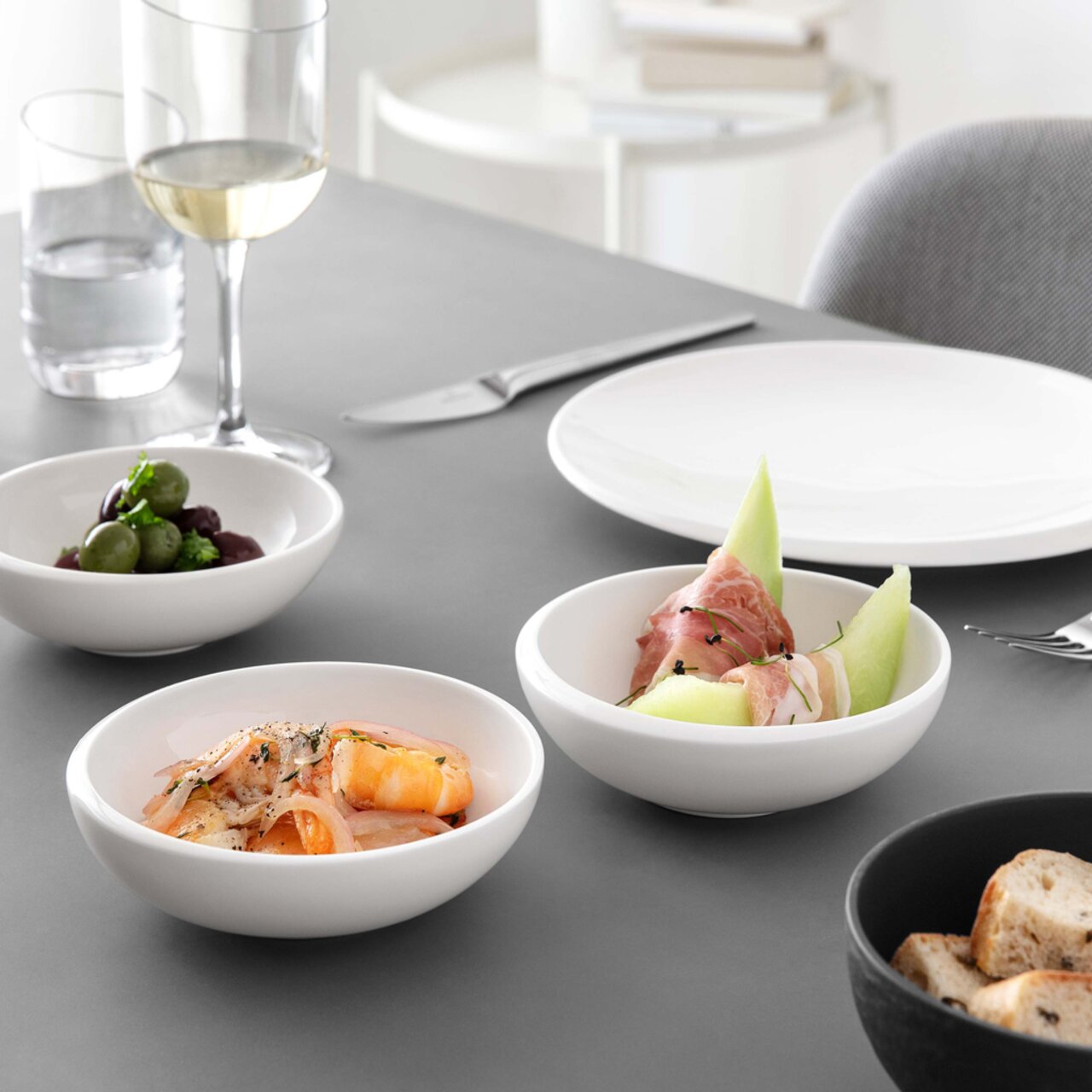 Villeroy & Boch Schälchen NEW MOON Dessertschale NewMoon 140ml auf einem gedeckten Tisch, gefüllt mit Vorspeisen, seitliche Perspektive
