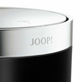 Nahaufnahme eines Badeimers mit Schwingdeckel in Chromoptik, mit der Aufschrift 'JOOP!' auf der Vorderseite.