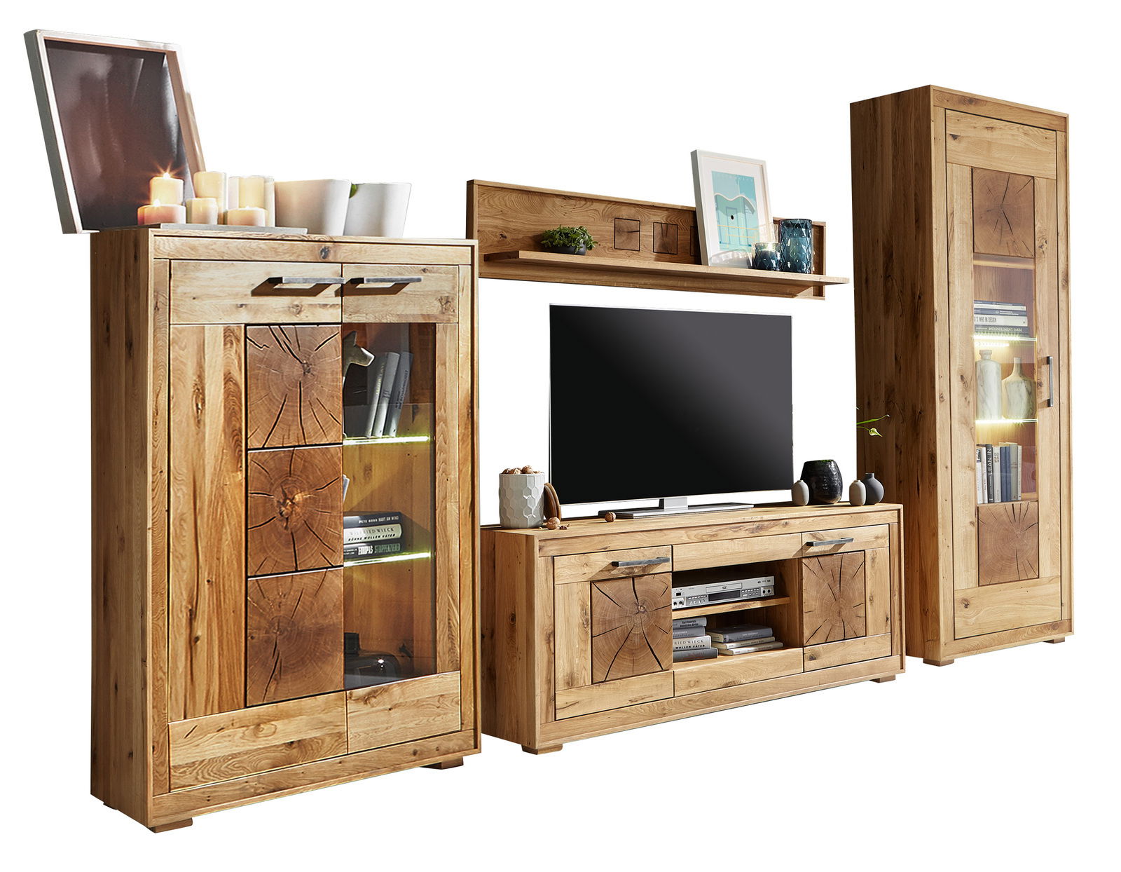 Wandkombination aus Holz mit Schränken, Regalen und TV-Element, frontal betrachtet.
