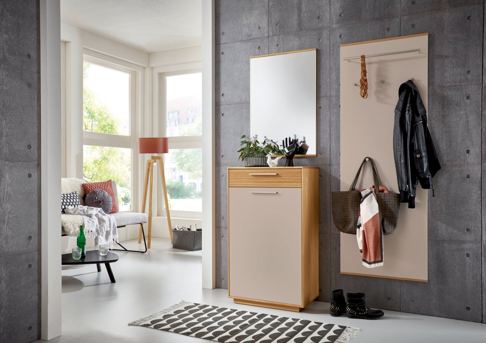 Moderne halmeubelset in de gang met houten schoenenkast en beige front, wandpaneel met kapstok en spiegel, gefotografeerd in frontaal aanzicht met lichte zijhoek in een minimalistisch interieur