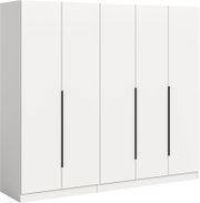Weißer, moderner Kleiderschrank mit vier Türen und langen schwarzen Griffleisten, freigestellt vor hellem Hintergrund, in leichter Frontansicht mit Blick von links (schräg)
