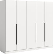 Weißer, moderner Kleiderschrank mit vier Türen und langen schwarzen Griffleisten, freigestellt vor hellem Hintergrund, in leichter Frontansicht mit Blick von links (schräg)