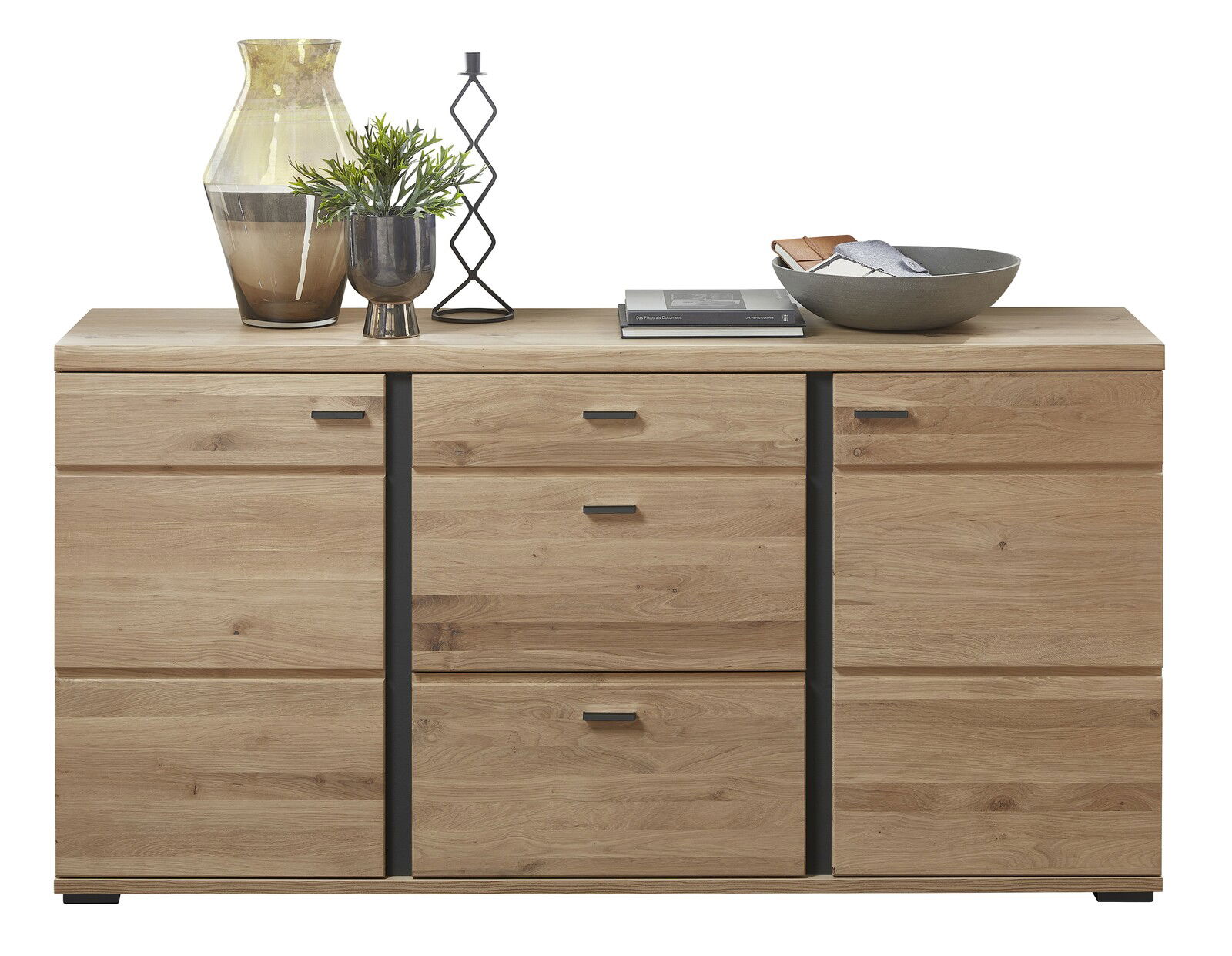 Frontale Ansicht eines modernen Sideboards aus Holz mit Schubladen und Türen, dekoriert mit Vasen, Pflanzen und Büchern.