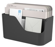 Schwarzer Dokumentenorganizer mit mehreren Fächern, gefüllt mit Briefen und Dokumenten, seitliche Perspektive