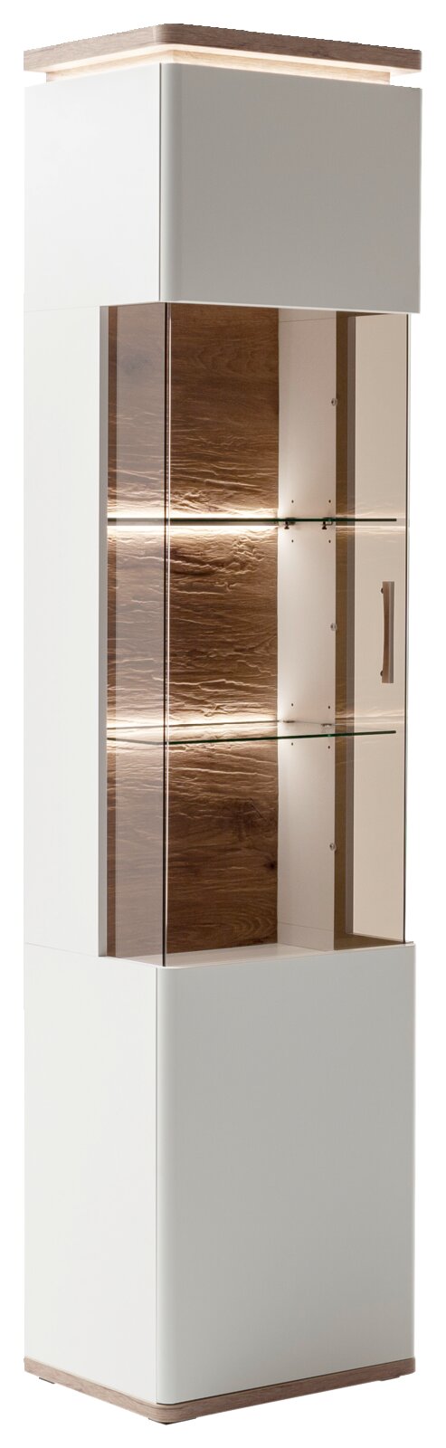 Moderne hohe Vitrine in Weiß mit Holzdeckplatte, Glasfront und LED-Beleuchtung, schräg von vorne rechts fotografiert