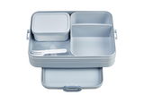 Graue Bento-Lunchbox mit mehreren Fächern und einem kleinen Behälter, von oben betrachtet.