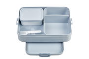 Graue Bento-Lunchbox mit mehreren Fächern und einem kleinen Behälter, von oben betrachtet.