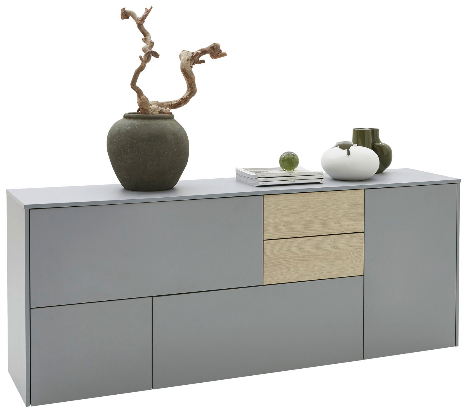 Voleo Dressoir NAOMI Modernes Sideboard in Grau mit zwei Holzeinsätzen, dekoriert mit Vasen und Büchern, seitliche Perspektive