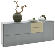 Modernes Sideboard in Grau mit zwei Holzeinsätzen, dekoriert mit Vasen und Büchern, seitliche Perspektive