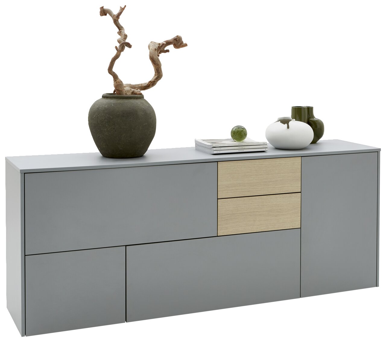 Modernes Sideboard in Grau mit zwei Holzeinsätzen, dekoriert mit Vasen und Büchern, seitliche Perspektive