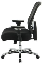 Seitliche Ansicht eines schwarzen Chefsessels mit verstellbaren Armlehnen und verchromtem Fußkreuz auf Rollen.