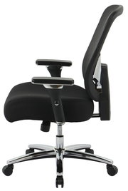 Seitliche Ansicht eines schwarzen Chefsessels mit verstellbaren Armlehnen und verchromtem Fußkreuz auf Rollen.