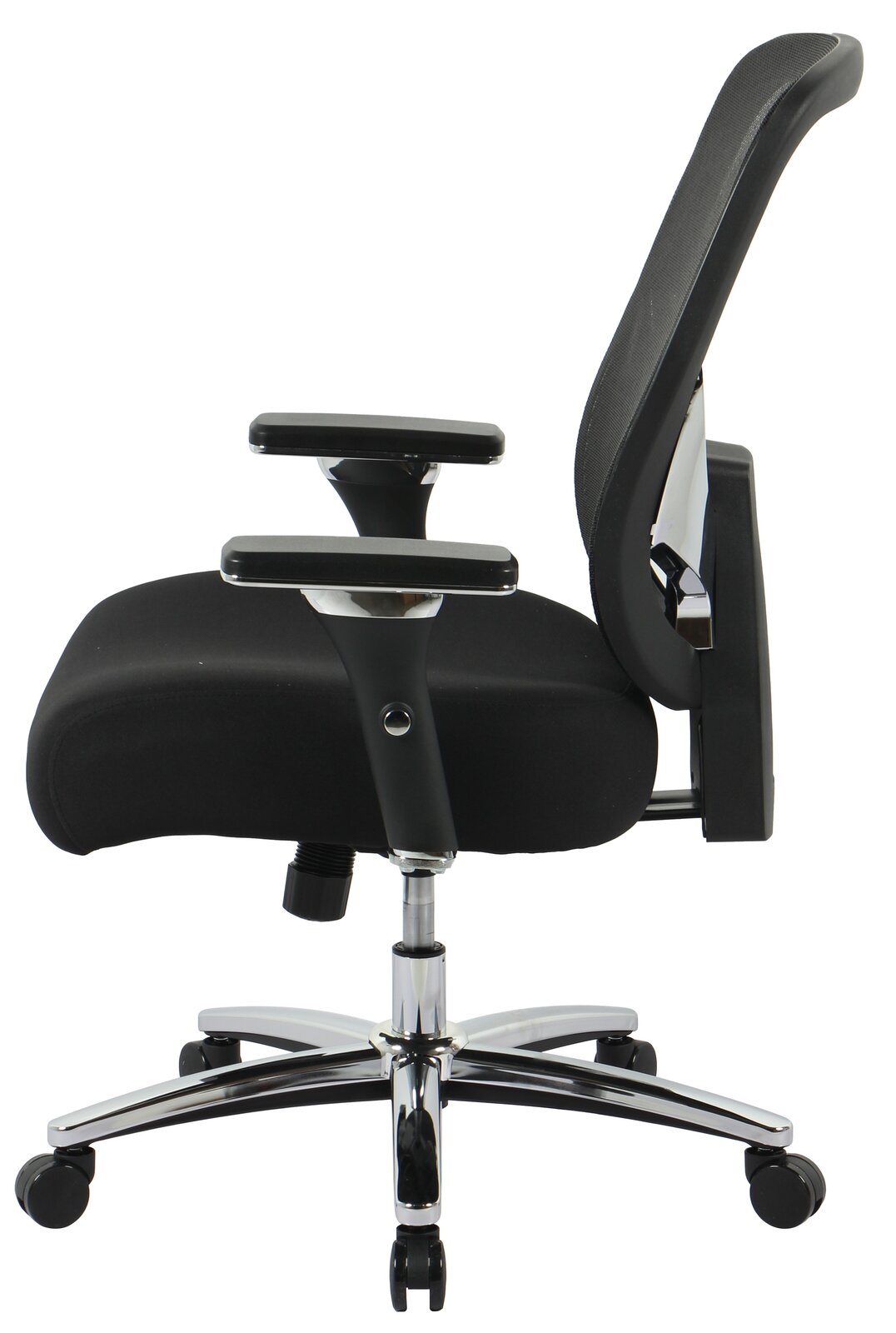 Seitliche Ansicht eines schwarzen Chefsessels mit verstellbaren Armlehnen und verchromtem Fußkreuz auf Rollen.