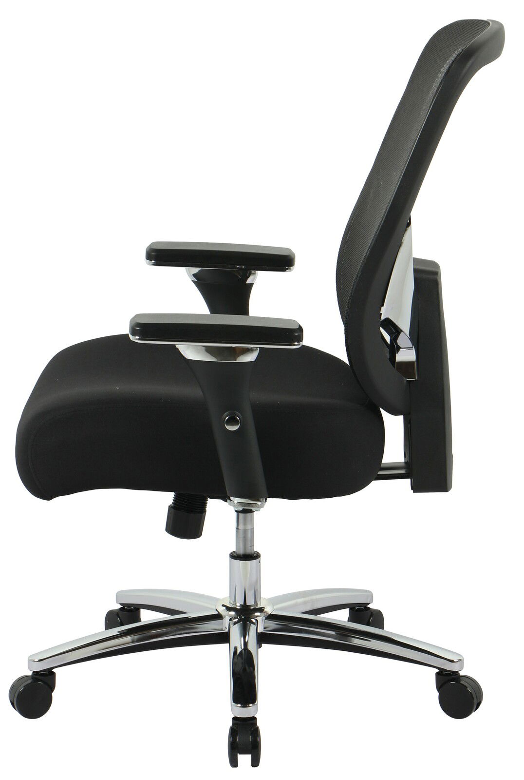Seitliche Ansicht eines schwarzen Chefsessels mit verstellbaren Armlehnen und verchromtem Fußkreuz auf Rollen.