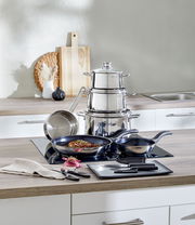 Kochtopf-Starter-Set 10-tlg. in moderner Küche, seitliche Perspektive