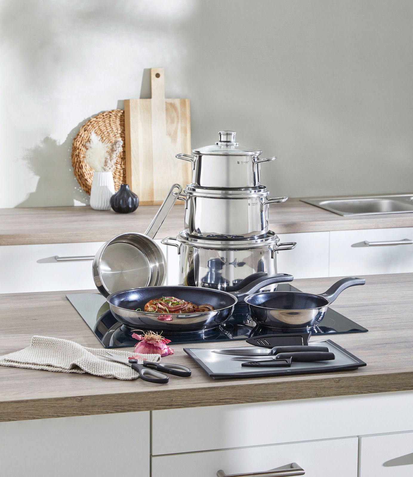 Kochtopf-Starter-Set 10-tlg. in moderner Küche, seitliche Perspektive