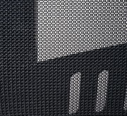 Nahaufnahme des Netzgewebes eines Drehstuhls aus seitlicher Perspektive