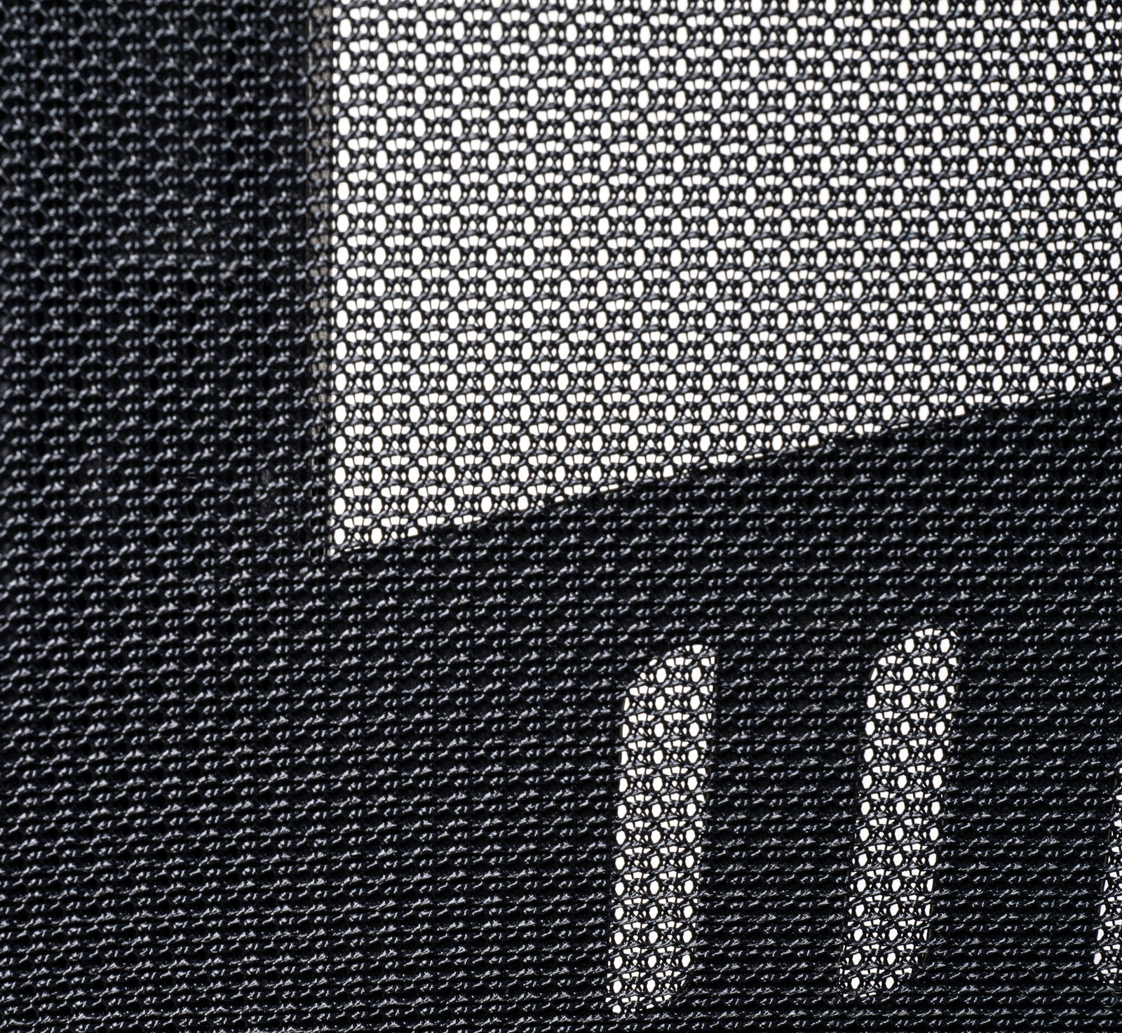 Nahaufnahme des Netzgewebes eines Drehstuhls aus seitlicher Perspektive