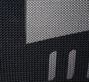 Nahaufnahme des Netzgewebes eines Drehstuhls aus seitlicher Perspektive