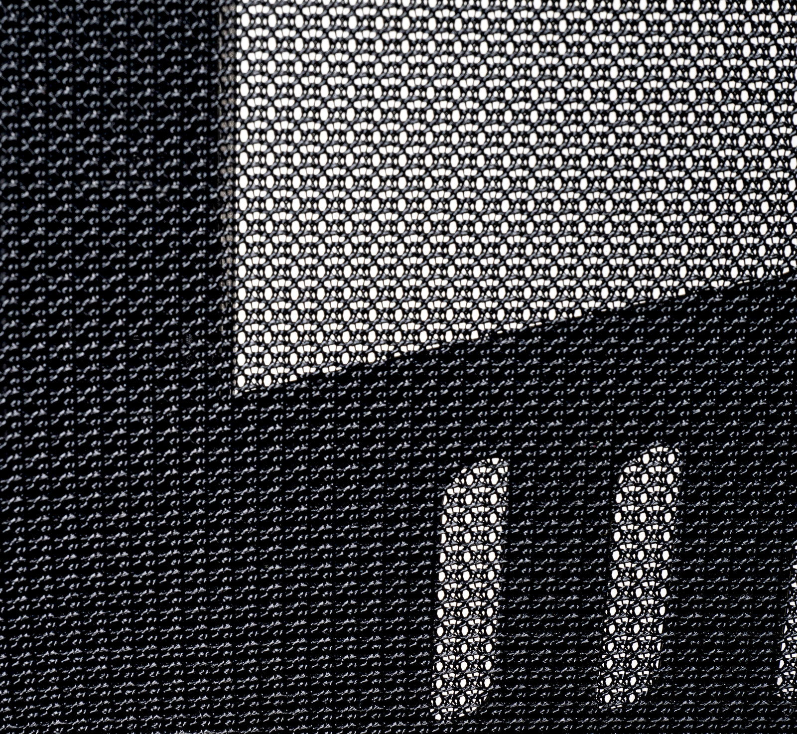 Nahaufnahme des Netzgewebes eines Drehstuhls aus seitlicher Perspektive