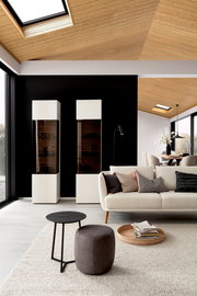 Moderner Beistelltisch in einem stilvollen Wohnzimmer, seitliche Perspektive