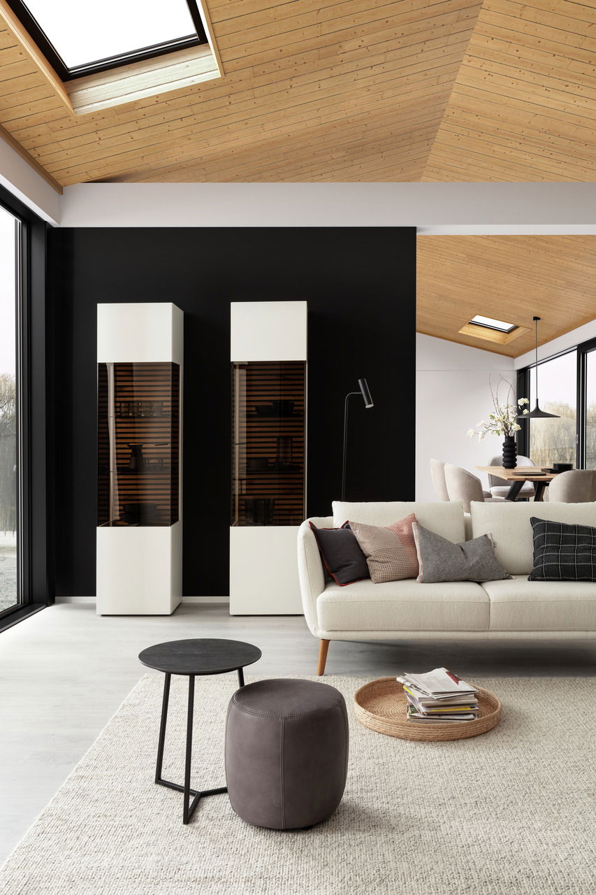 Moderner Beistelltisch in einem stilvollen Wohnzimmer, seitliche Perspektive