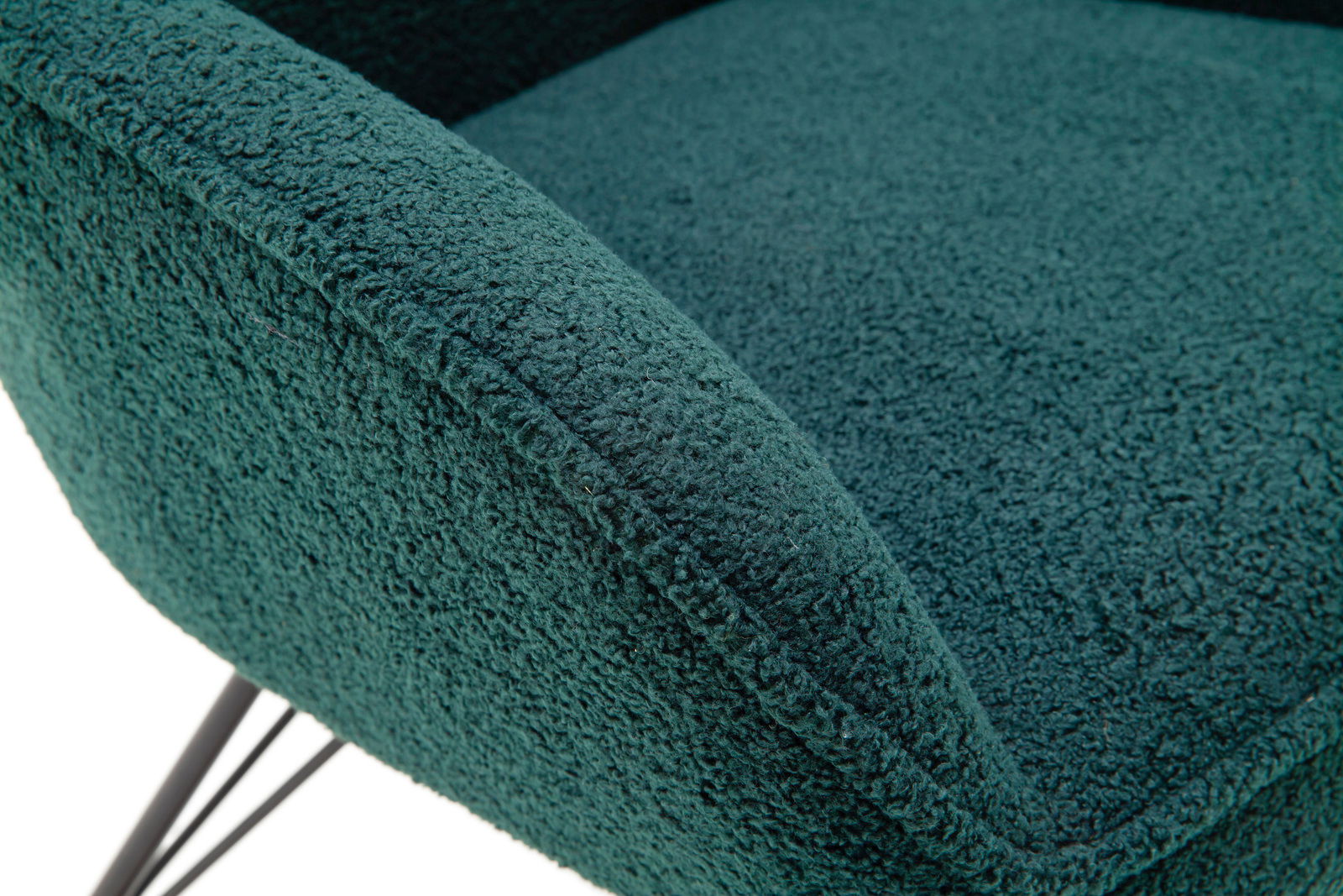 Nahaufnahme eines grünen Schaukelstuhls mit weicher, texturierter Oberfläche und Metallbeinen, seitliche Perspektive.