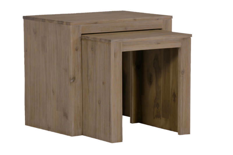 Zwei ineinander verschachtelte Beistelltische aus Holz, seitliche Perspektive