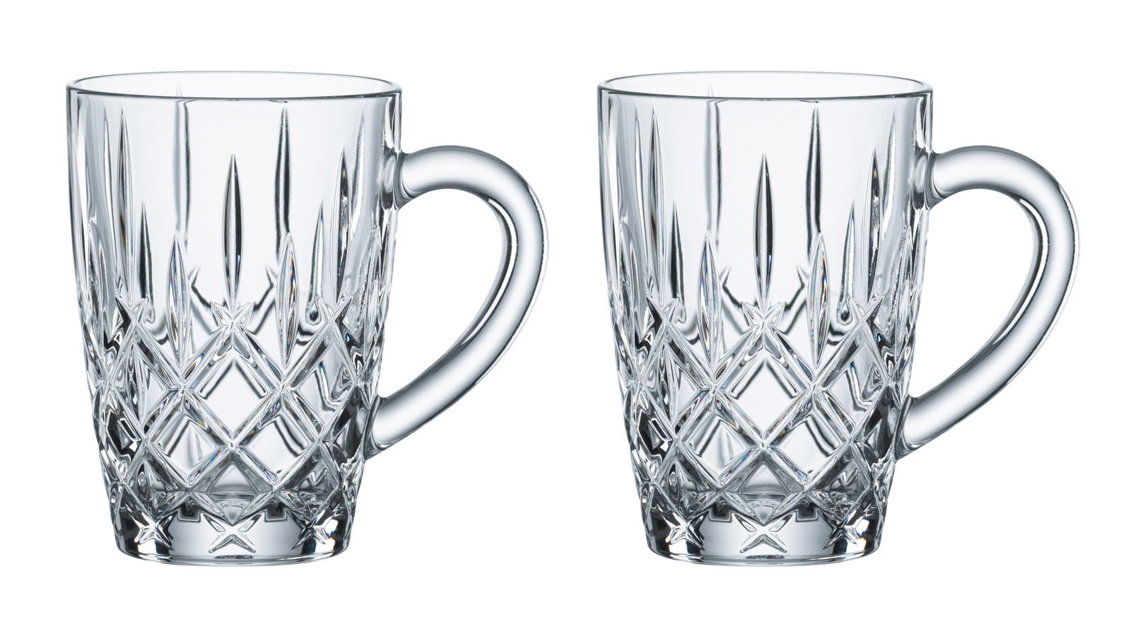 Zwei elegante, durchsichtige Barista Kaffeebecher mit Henkel, aus Kristallglas mit Rautenmuster, seitliche Perspektive.