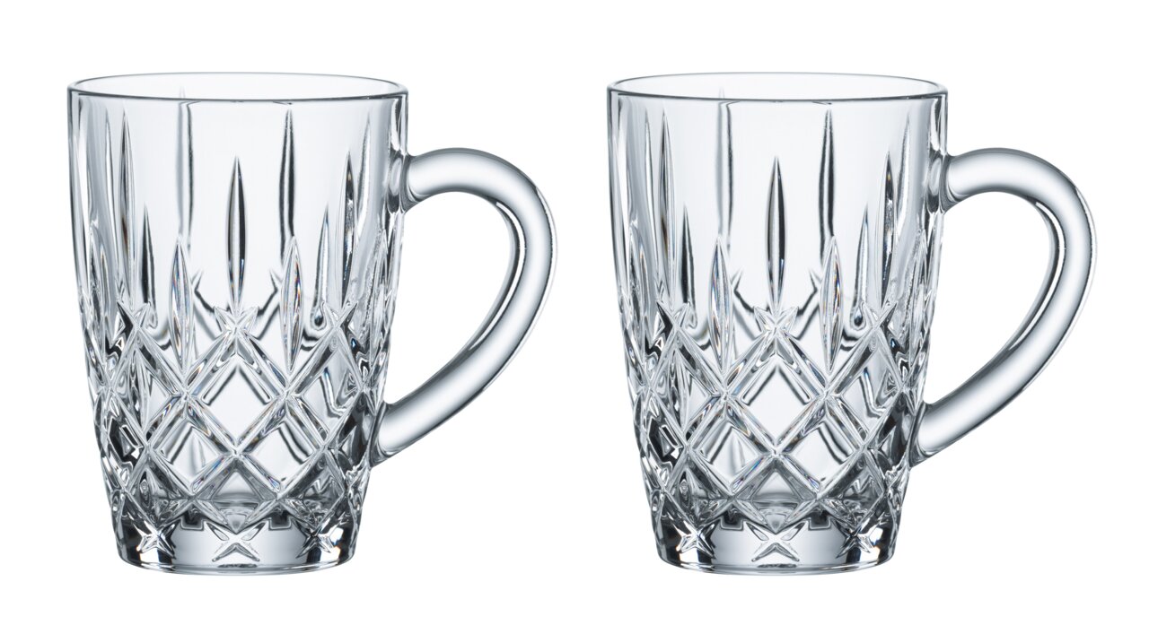 Zwei elegante, durchsichtige Barista Kaffeebecher mit Henkel, aus Kristallglas mit Rautenmuster, seitliche Perspektive.